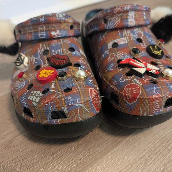 Cruella DEVILLE CROCS 🐾with Charms - Picture 3 of 6